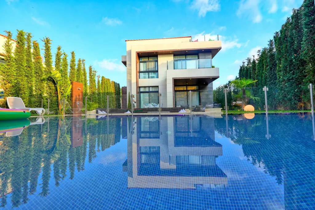 A villa and pool at Ohana Hills
